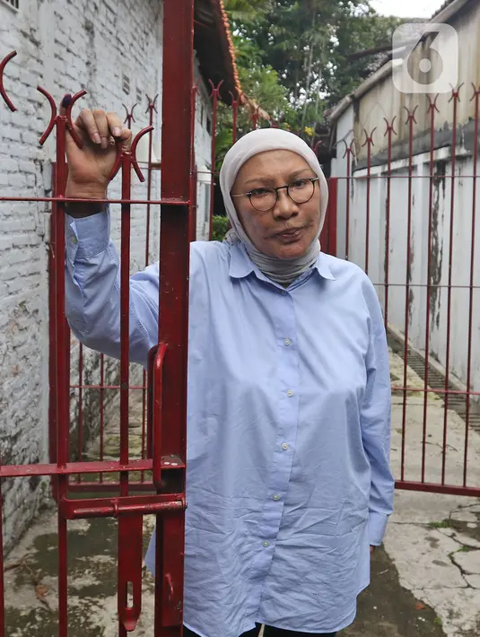 Ratna Sarumpaet menyapa pewarta di kediamannya usai dinyatakan bebas dari hukuman pidana kasus penyebaran berita bohong atau hoaks, Jakarta, Kamis (26/12/2019). Ratna keluar dari Lapas Perempuan Kelas IIA Pondok Bambu setelah permohonan bebas bersyaratnya dikabulkan. (Liputan6.com/Herman Zakharia)