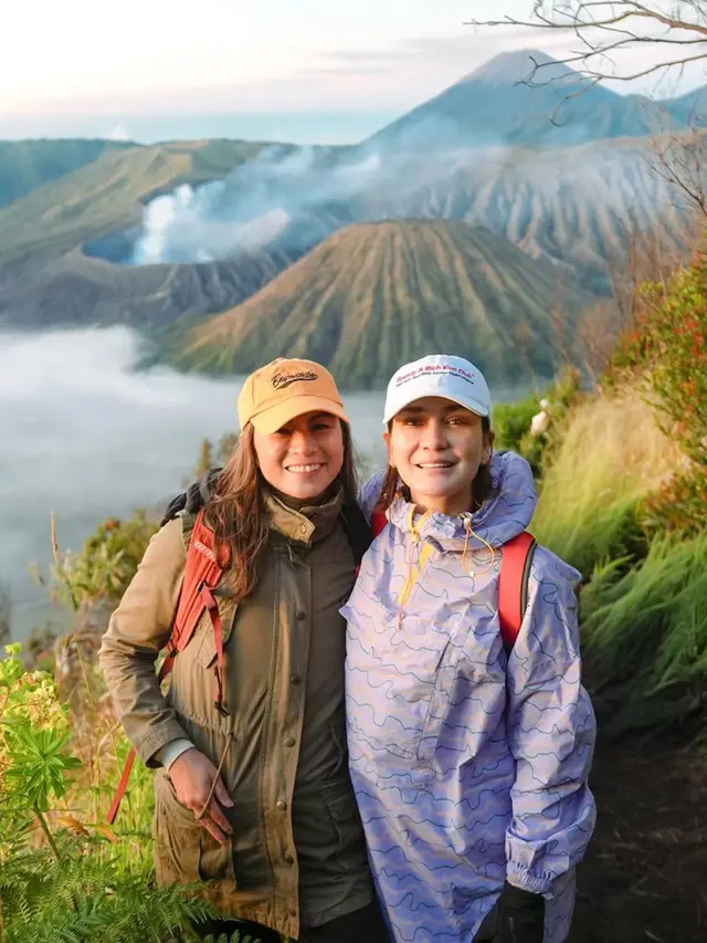 Luna Maya Liburan ke Bromo pakai jaket. [@lunamaya]