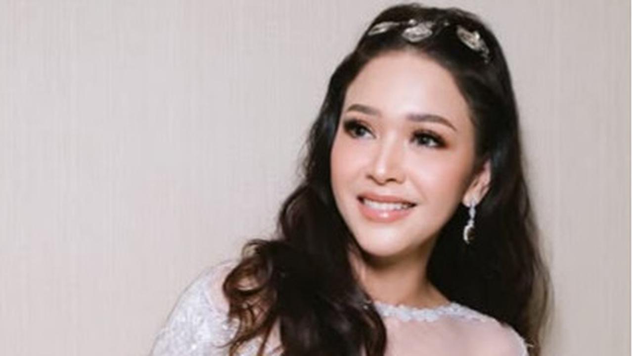Cantik Bak Bidadari, Potret Maia Estianty Pakai Dress Putih Tuai Pujian - Tulis Pesan Menohok Soal Pembuktian Diri