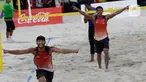 Pevoli pantai Indonesia, Gilang Pribadi dan Danangsyah, merayakan kemenangan atas Thailand pada laga final voli pantai beregu putra SEA Games di Subic Court Tennis, Filipina, Jumat (6/12/2019). Indonesia berhasil meraih emas. (Bola.com/M Iqbal Ichsan)
