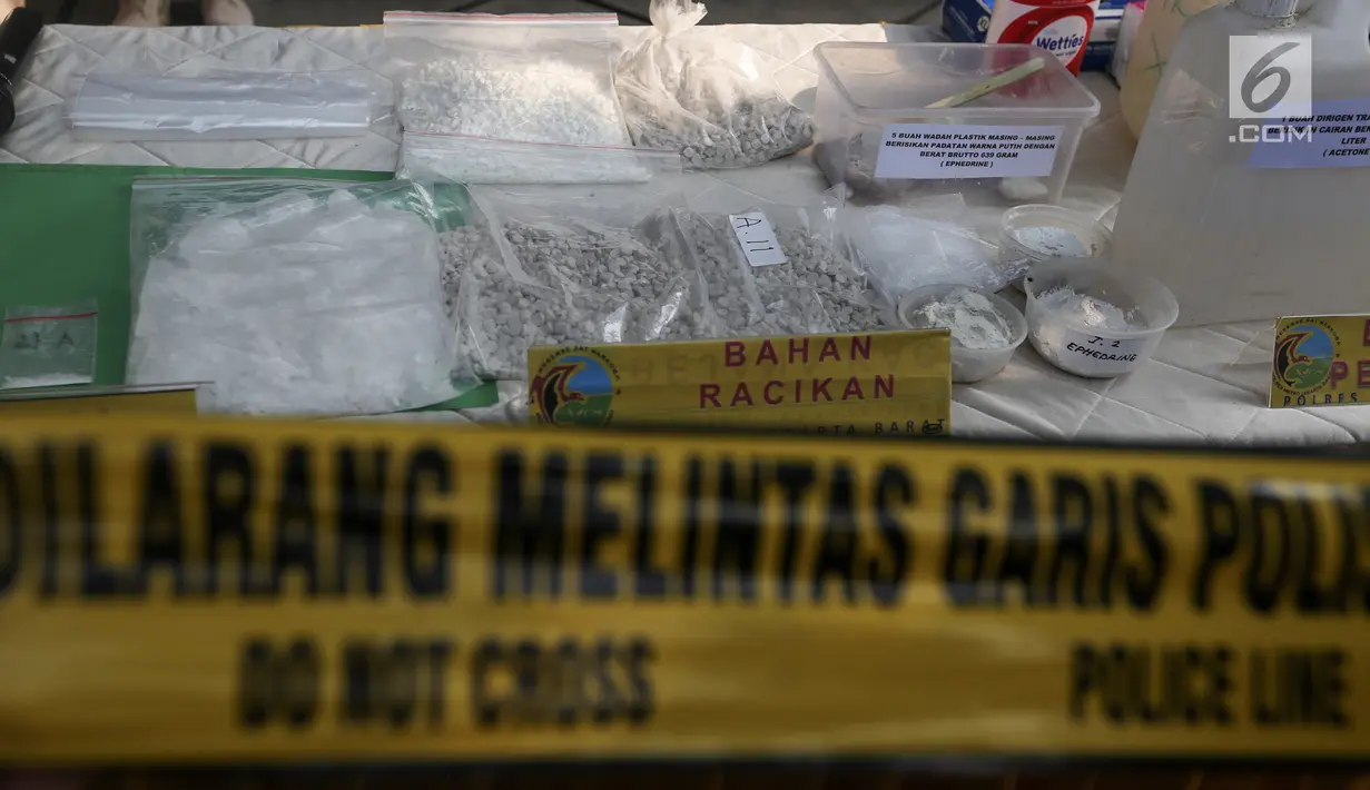 Barang bukti bahan pembuat sabu diperlihatkan di Perum Metland, Cipondoh, Tangerang, Rabu (8/8). Polisi menetapkan satu tersangka Antonius Wongso sebagai pembuat dan distribusi sabu. (Liputan6.com/Fery Pradolo)
