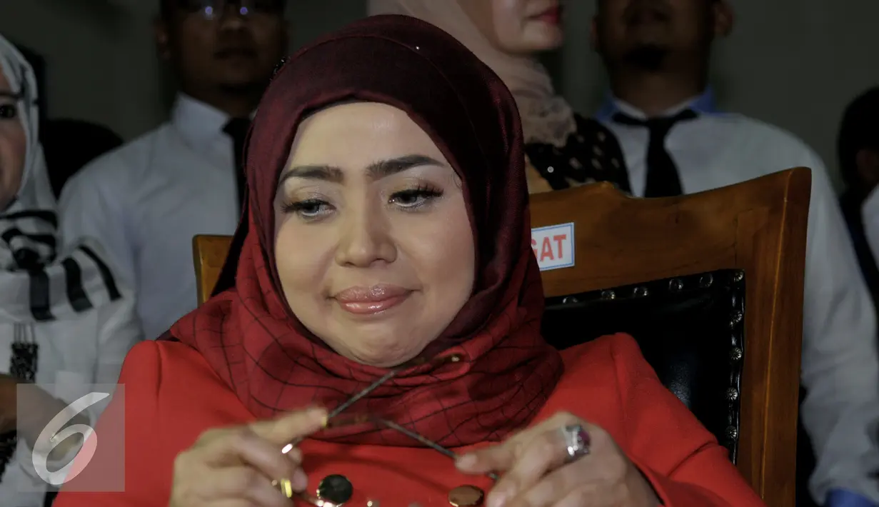Muzdalifah saat berada di ruang sidang Pengadilan Agama Tanggerang, Selasa (1/9/2015). Muzdalifah akan menjalani sidang perdana gugatan cerai kepada suaminya Nassar. (Liputan6.com/Faisal R Syam)
