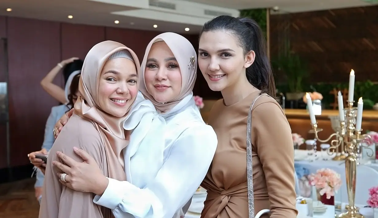 "Jadi Alhamdulillah dengan aku berkerudung malah kita membuat desain-desain yang terbaru lagi untuk wanita berhijab masih bisa tampil kece," tutur Olla Ramlan.  (Bambang E.Ros/Fimela.com)