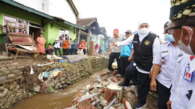Gubernur Jawa Timur Khofifah Indar Parawansah, tinjau langsung lokasi banjir Kalibaru Banyuwangi (Istimewa)