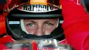 Pembalap Ferrari, Michael Schumacher memberi isyarat untuk menghidupkan mesinnya ketika sesi latihan pertama Formula 1 GP Australia di Melbourne, 07 Maret 2003. (AFP/Torsten Blackwood)