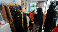 Pengunjung melihat produk UMKM dari Rumah Kreatif BUMN (RKB) binaan BNI saat Launching Halal Park di Senayan Jakarta, Selasa (16/4). Halal Park yang akan bertransformasi menjadi Halal Distrik didesain menjadi ekosistem bagi pelaku industri gaya hidup halal di Tanah Air. (Liputan6.com/Angga Yuniar)