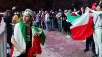 Salah satu suporter Italia yang berulah di fan zone Piala Eropa 2016 Paris, saat timnya menghadapi Jerman, Sabtu (2/7/2016). (Bola.com/Ary Wibowo). 