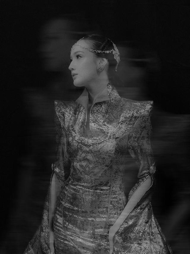 7 Potret Laura Moane di Catwalk JF3, Tampil Menyala dengan Busana Emas