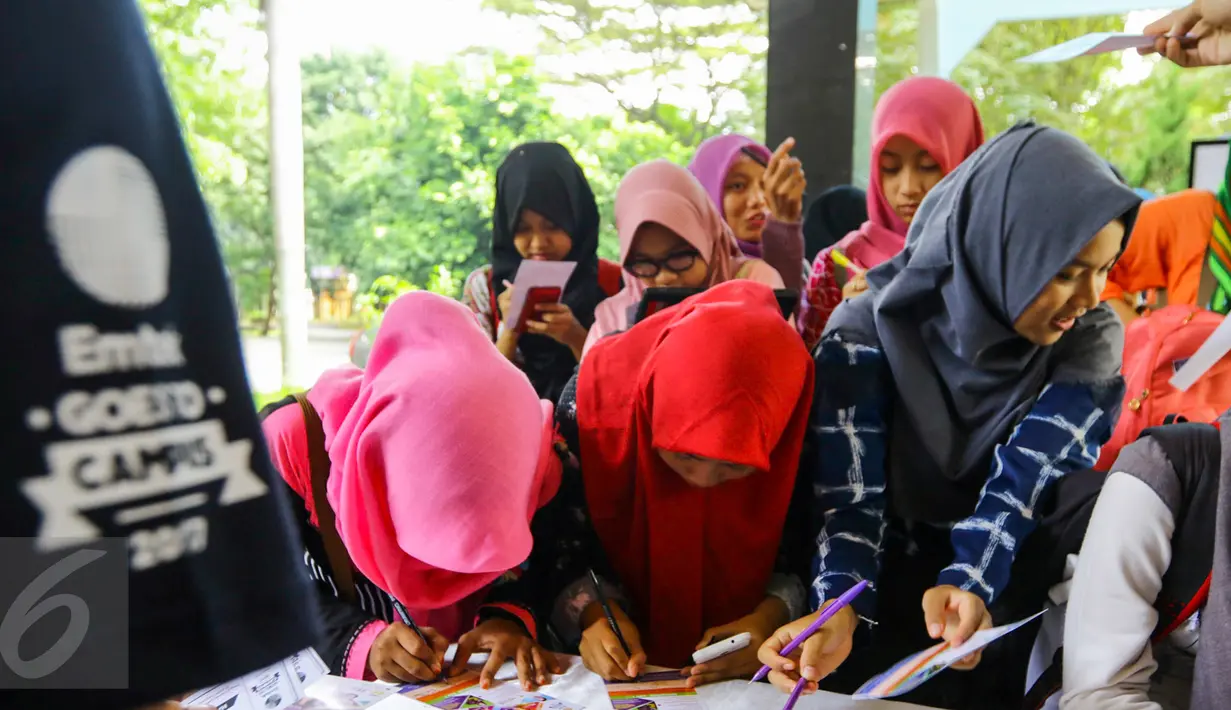 Sejumlah mahasiswa melakukan registrasi untuk mengikuti acara EMTEK Goes To Campus (EGTC) 2017 di Universitas Negeri Semarang, Jawa Tengah, Rabu (5/4). Tahun ini, EMTEK kembali menggelar acara EGTC di 5 kota besar. (Liputan6.com/Yoppy Renato)