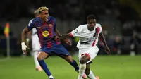 Nuno Mendes melanggar Lamine Yamal dalam laga pembuka Liga Champions antara Barcelona dan PSG di Lluis Companys Olympic Stadium, 1 Oktober 2025. (AP Photo/Emilio Morenatti)
