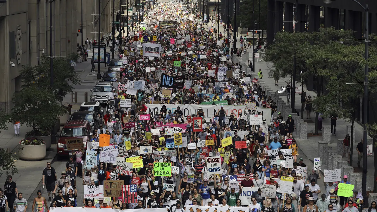 Ribuan demonstran berunjuk rasa menentang kebijakan imigrasi pemerintahan Donald Trump (AP/Abel Uribe)