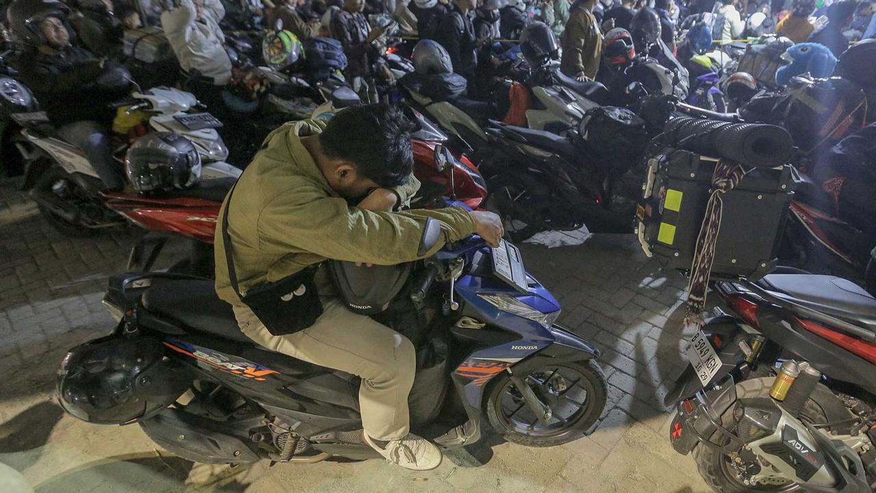 FOTO: Sambil Tidur di Motor, Warga Antri Masuk Kapal Di Puncak Arus Mudik Ciwandan