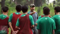 Pelatih Timnas Indonesia U-16, Fakhri Husaini memberi arahan pada pemain saat latihan seleksi di Lapangan NYTC, Sawangan, Depok, Senin (27/3). 55 pemain mengikuti latihan seleksi masuk Timnas Indonesia U-16. (Liputan6.com/Helmi Fithriansyah)