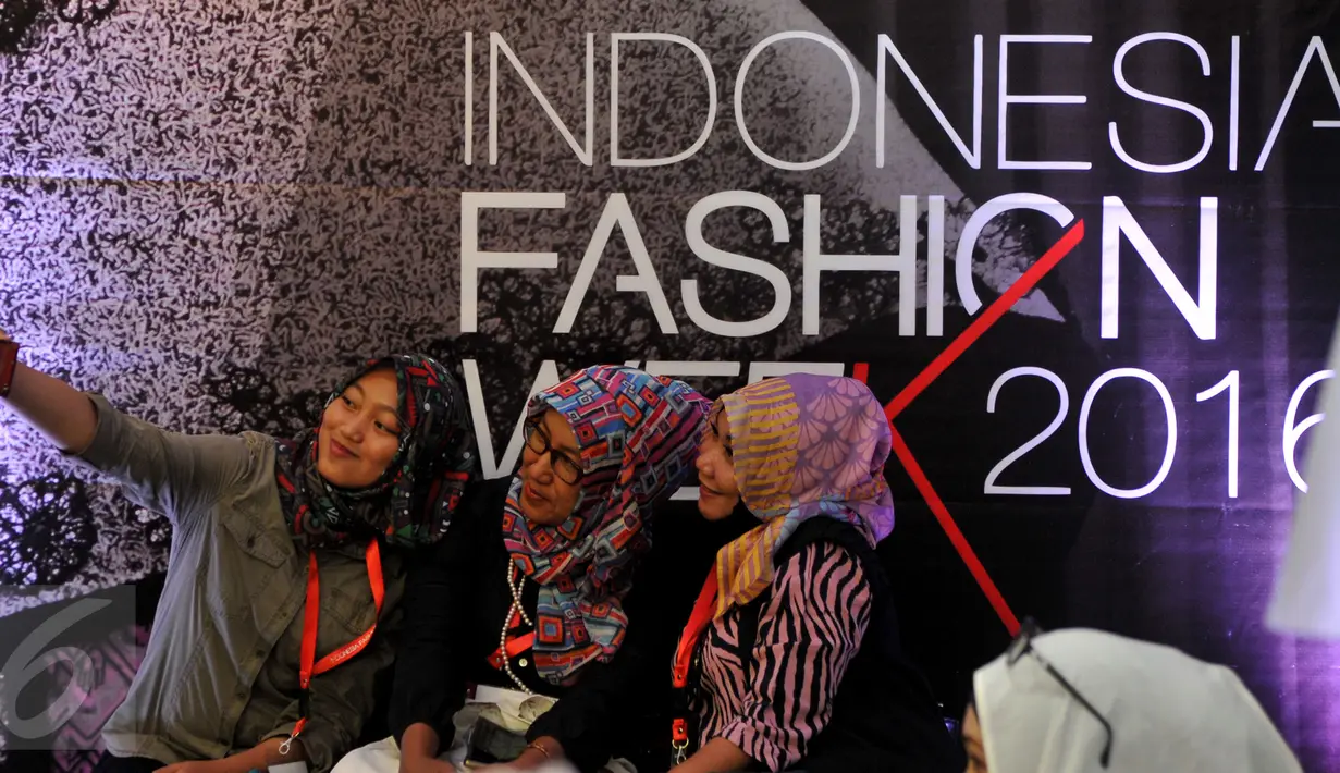 Pengunjung melakukan foto selfie di salah satu Booth Indonesia Fashion Week hari Kedua di Jakarta Convention Centre (JCC), Jumat (11/3). Ajang Fashion Bergengsi ini berlangsung hingga 13 maret 2016. (Liputan6.com/Johan Tallo)