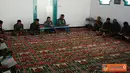 Citizen6, Surabaya: Perwira, Bintara, dan Tamtama Batalyon Howitzer-1 Mar pada saat selesai melaksanakan sholat Dzuhur berjamaah di musholla Batalyon Howitzer-1 Mar, dan diteruskan dengan Tadarrus Al-Qur’an. (Pengirim: Budi Abdillah).