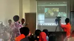 Teleconference Tim SAR dengan pihak keluarga penumpang AirAsia QZ8501, Surabaya, Selasa (30/12). (Liputan6.com/Johan Tallo)