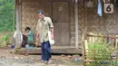 Warga Baduy muslim saat berangkat kerja di Kampung Landeuh, Lebak, Banten, Selasa (27/4/2021). Selama Ramadhan, warga Baduy muslim mengisi sore sampai menjelang maghrib dengan pengajian anak-anak. (Liputan6.com/Herman Zakharia)