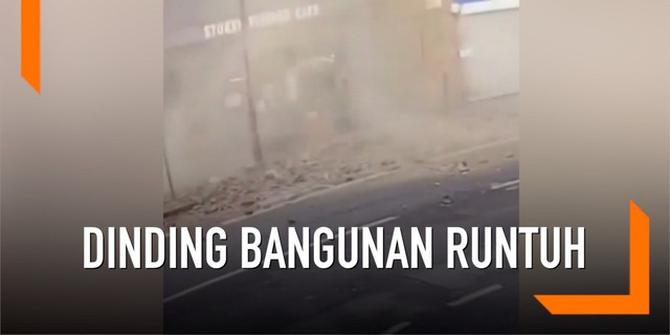 VIDEO: Detik-Detik Pejalan Kaki Nyaris Tertimpa Dinding Runtuh