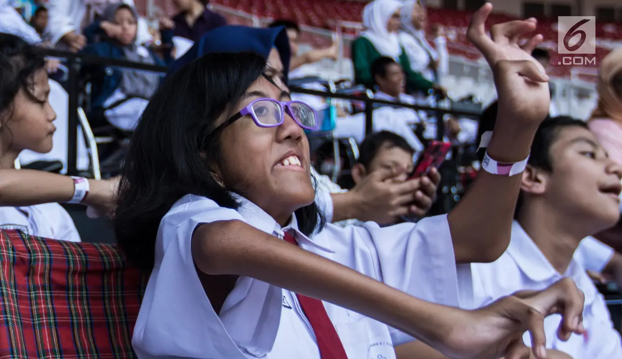 Sejumlah pelajar YPAC memberikan dukungan kepada atlet-atlet yang berlaga pada ajang Asian Para Games di SUGBK, Jakarta, Senin (8/10). Anak-anak terlihat bahagia dapat mendukung langsung di stadion. (Bola.com/Vitalis Yogi Trisna)