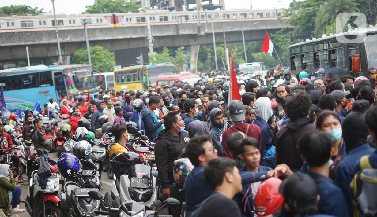 Massa aksi yang terdiri dari mahasiswa, buruh serta pelajar berkumpul di sekitar Tugu Proklamasi, Jakarta, Kamis (8/10/2020). Massa aksi bersiap menggelar unjuk rasa di Istana Negara untuk mengajukan protes atas disahkannya RUU Omnibus Law Cipta Kerja (Ciptaker). (Liputan6.com/Immanuel Antonius)