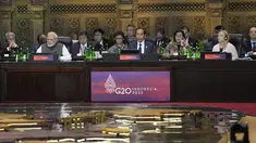 Presiden Indonesia Joko Widodo atau Jokowi berbicara selama pembukaan Konferensi Tingkat Tinggi atau KTT G20 hari pertama di Nusa Dua, Bali, Selasa (15/11/2022). Jokowi terlihat didampingi Menteri Luar Negeri Retno Marsudi di sisi kanan, dan Menteri Keuangan Sri Mulyani Indrawati di sisi kiri. (AP Photo/Dita Alangkara, Pool)