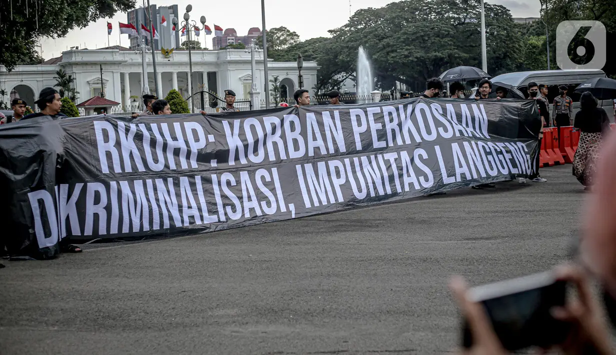 <p>Anggota Jaringan Solidaritas Korban untuk Keadilan (JSKK) melakukan Aksi Kamisan ke-755 di seberang Istana Merdeka, Jakarta, Kamis (1/12/2022). Dalam aksinya mereka meminta Presiden Joko Widodo memperhatikan pasal bermasalah pada draf Rancangan Kitab Undang-Undang Hukum Pidana (RKUHP) yang telah mendapat persetujuan tingkat pertama oleh Komisi III DPR dan pemerintah. (Liputan6.com/Faizal Fanani)</p>