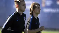 Ivan Rakitic dan Luka Modric, bersaing di level klub, duet mematikan di level internasional. (AFP/Gabriel Buoys)