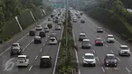 Kendaraan melintas di jalan tol dalam kota di kawasan Tanjung Barat, Jakarta, Sabtu (2/1/2016). Kondisi lalu lintas ramai lancar akibat banyaknya warga yang belum kembali usai berlibur di luar kota. (Liputan6.com/Immanuel Antonius)