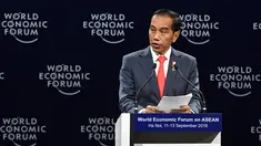 Presiden Joko Widodo atau Jokowi menyampaikan pidatonya pada pembukaan World Economic Forum on ASEAN di National Convention Centre di Hanoi, Vietnam, Rabu (12/9). (NHAC NGUYEN/AFP)