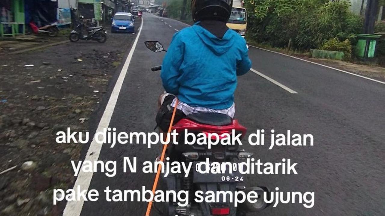 Setelah tak jauh, ia pun dijemput bapaknya dan ditarik dengan tali untuk melewati tanjakan.