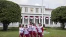 Para atlet dan official timnas voli Indonesia foto bersama usai menghadiri pelepasan kontingen di Istana Negara, Jakarta, Senin (7/8/2017). Para atlet Indonesia akan mengikuti SEA Games 2017 Malaysia pada 19-30 Agustus. (Bola.com/Vitalis Yogi Trisna)