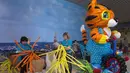 Desainer menyelesaikan karya mereka saat acara International Festival of Air Balloons Design, Almaty, Kazakhstan, 9 Juli 2015. karya seni yang ditampilkan di acara tersebut seluruhnya terbuat dari balon. (REUTERS/Shamil Zhumatov)
