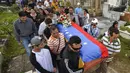 Keluarga dan kerabat mengantarkan jenazah Jose Francisco Guerrero untuk dimakamkan di San Cristobal, Tachira State, Venezuela (19/5). Jose Francisco Guerrero adalah remaja 15 tahun yang tewas ditembak saat kerusuhan di Venezuela. (AFP/Luis Robayo)