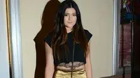 Duh! Paha Mulus Adik Kim Kardashian Terbakar Alat Pelurus Rambut