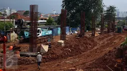 Suasana pembangunan proyek double-double track (DDT) Paket A Manggarai-Jatinegara, Jakarta (3/3). Proses pengerjaan Paket A jalur Manggarai-Jatinegara terus di kebut sehingga ditargetkan selesai tahun 2019. (Liputan6.com/Johan Tallo)