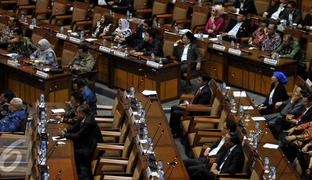 Sejumlah mikrofon anggota DPR tiba-tiba mati dan kemudian menyala serentak saat berlangsungnya Sidang Paripurna di Jakarta, Senin (11/1). Suara Mikrofon yang dihaslikan tidak jernih seperti mikrofon rusak. (Liputan6.com/JohanTallo)