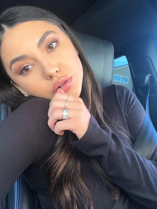 Bahkan aksesori pemanis tampilan juga terbukti menyempurnakan gaya minimalisnya.