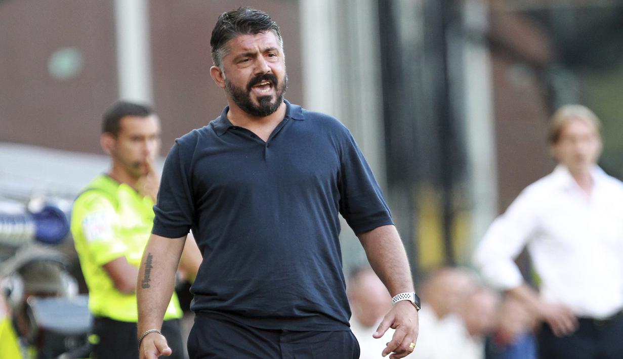 Pelatih Napoli, Gennaro Gattuso, memperhatikan pemainnya saat menghadapi Genoa pada laga lanjutan Seria A di Stadion Comunale Luigi Ferraris, Kamis (9/7/2020) dini hari WIB. Napoli menang 2-1 atas Genoa. (Tano Pecoraro/LaPresse via AP)