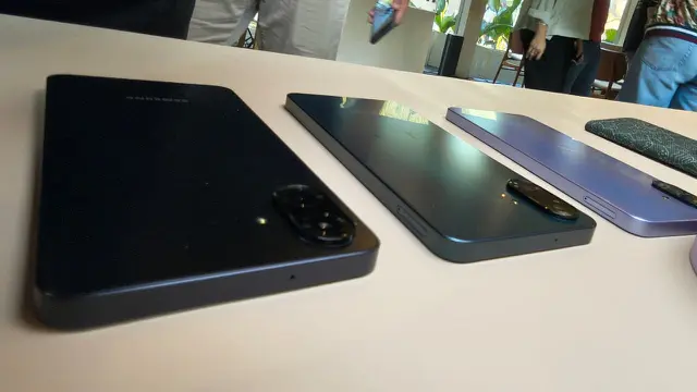 Varian warna Samsung Galaxy A07 saat peluncuran di Jakarta.