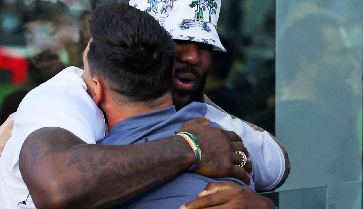 Pebasket LA Lakers LeBron James memeluk Lionel Messi menjelang pertandingan Inter Miami vs Cruz Azul pada ajang League Cup atau Piala Liga di Stadion DRV PNK, Fort Lauderdale, Florida, Sabtu (22/7/2023). (Photo by Mike Ehrmann / GETTY IMAGES NORTH AMERICA / Getty Images via AFP)
