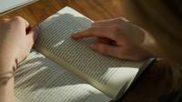 Ilustrasi Membaca Buku Credit: pexels.com/Hanna