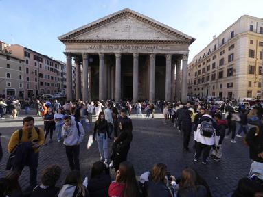 Turis mengantre untuk mengunjungi Pantheon Roma di Roma, Kamis (16/3/2023). Wisatawan di Roma yang mengunjungi Pantheon, situs budaya yang paling banyak dikunjungi di Italia, akan segera dikenai biaya masuk sebesar 5 euro ($ 5,28 atau sekitar Rp 81 ribu) di bawah kesepakatan yang ditandatangani pada hari Kamis oleh para pejabat budaya dan gereja Italia. (AP Photo/Alessandra Tarantino)