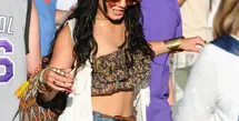 Vanessa Hudgens adalah ratu tak terbantahkan dari kerumunan selebriti Coachella, menjadi ikon gaya boho-chic khas era Tumblr.
Dan meskipun banyak penampilan selanjutnya terbukti ikonik dengan caranya sendiri, atasan bandeau bermotif bunga yang sangat kecil, celana pendek denim, dan atasan panjang hingga lantai adalah salah satu yang benar-benar meletakkan dasar gaya tersebut. [Foto: Instagram/ Coachella.dok]