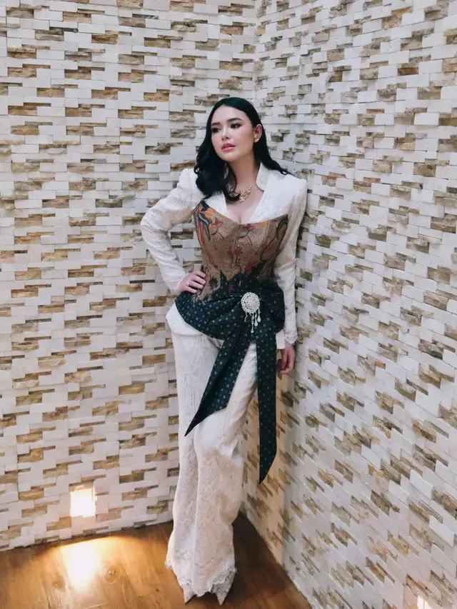Comeback Setelah Melahirkan, Pesona Duo Mama Amanda Manopo dan Erika Carlina Berbalut Batik di Gala Premiere Jangan Buang Ibu