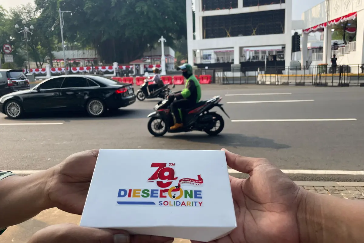 Dalam rangka memperingati HUT ke-79 RI, Diesel One Solidarity mengadakan kegiatan berbagi lunch box kepada 600 warga yang hadir di Istana Negara, Sabtu (17/8/2024) (Istimewa)