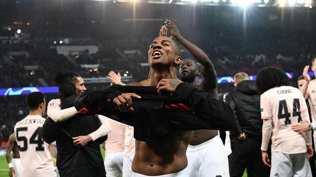 Bek Manchester United, Ashley Young.