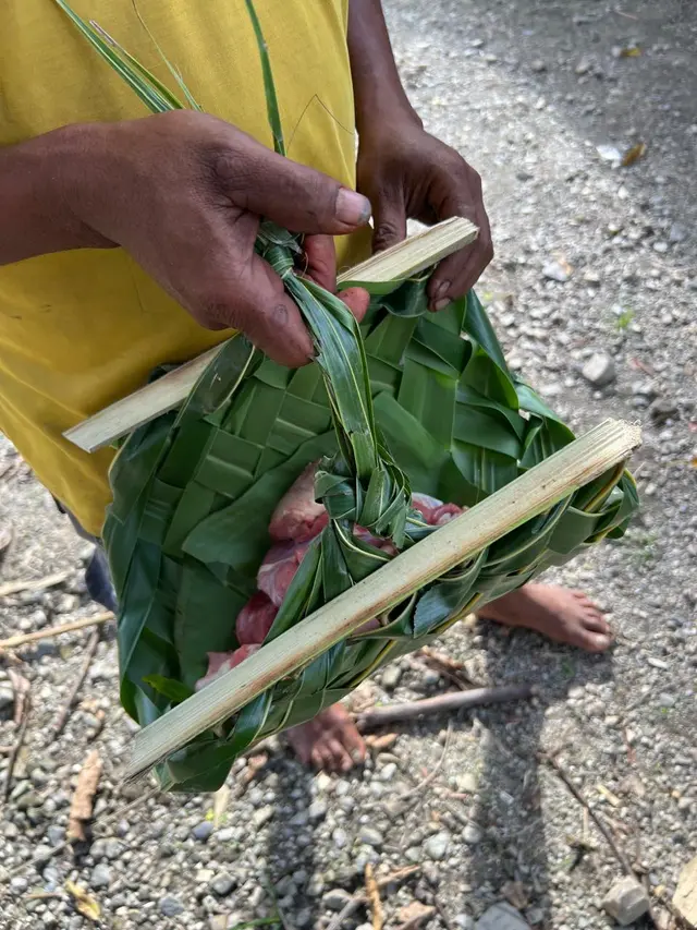 Warga Suku Naulu mendapat hewan kurban dari masyarakat Kampung Rohua