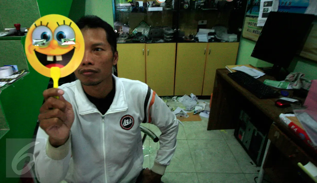 Harsono (42), mencoba kacamata dengan filter khusus untuk melihat fenomena gerhana matahari di Jogja Astro Club, Yogyakarta, Minggu (6/3). Kacamata gerhana matahari menjadi buruan warga yang ingin menyaksikan fenomena alam tersebut (Boy Harjanto)