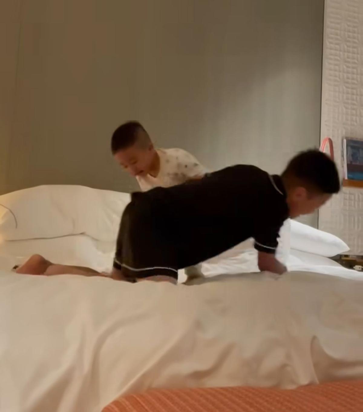 Jumpalitan Sebelum Tidur, Momen Kocak Rafathar dan Cipung yang Bikin Gemas!