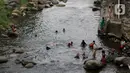 Aliran Sungai Ciliwung yang surut dimanfaatkan oleh anak-anak untuk bermain di kawasan tersebut. (Liputan6.com/Herman Zakharia)